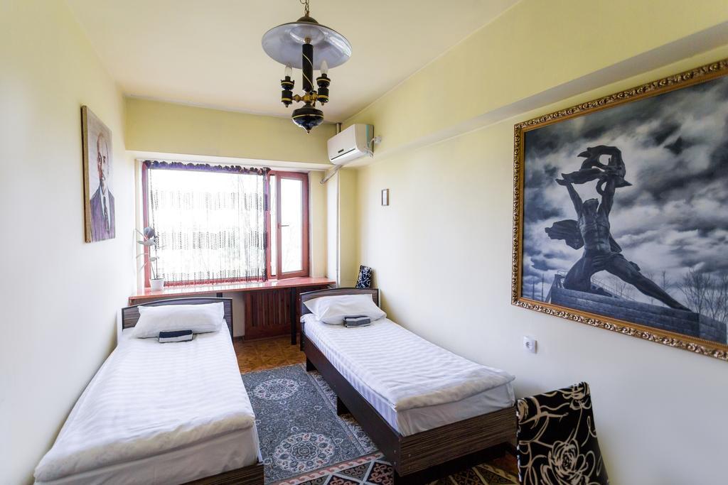 Ussr Hostel Bishkek Bagian luar foto