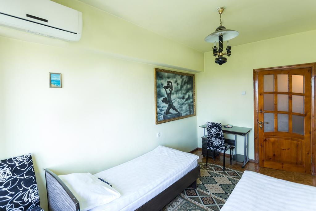 Ussr Hostel Bishkek Ruang foto